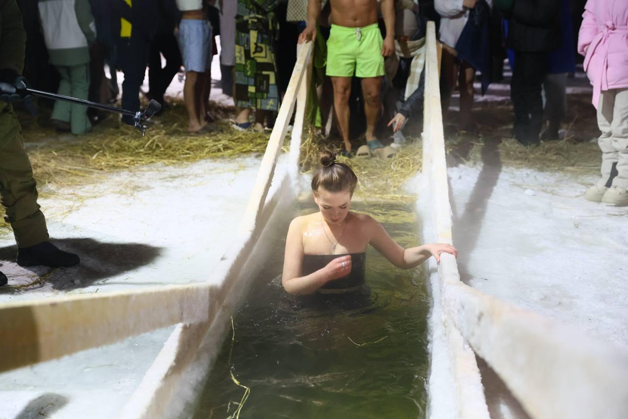 Фото Опубликованы кадры первых новосибирцев, окунувшихся на Крещение в прорубь в аномальный мороз 2